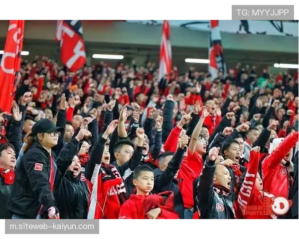 主场球迷助威成坚强后盾 凤凰山金牌球市为亚冠注入活力